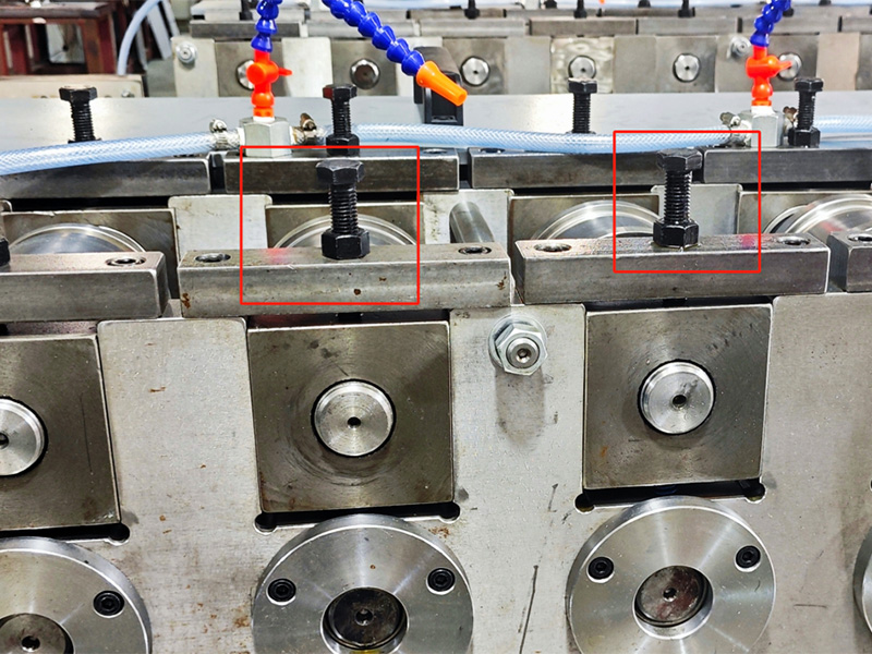 Difference between top model and economical type slide roll forming machine