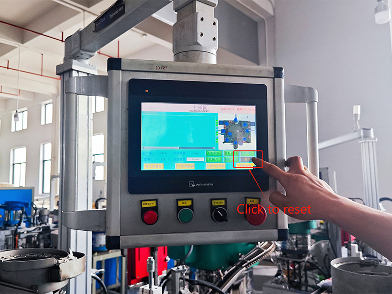 How to operate the general hinge assembly machine