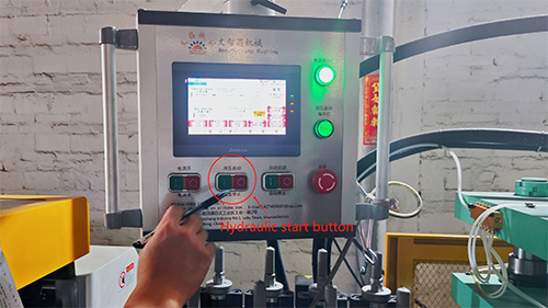 How to operate the molding machine