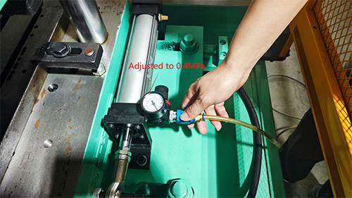 How to operate the molding machine
