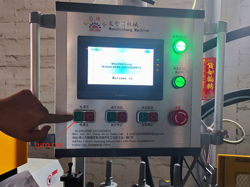 How to operate the molding machine