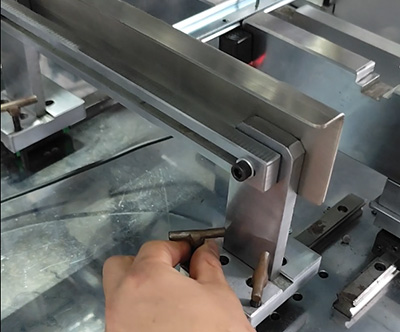 How to setting telescopic slide rail riveting machine slide lengths