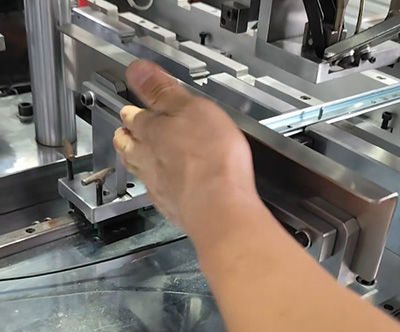 How to setting telescopic slide rail riveting machine slide lengths