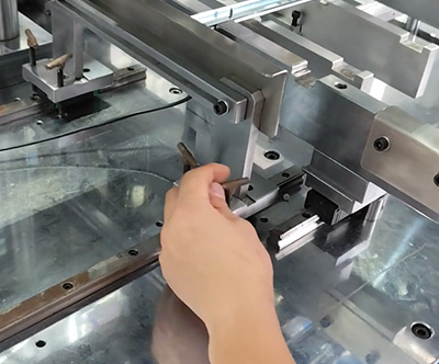 How to setting telescopic slide rail riveting machine slide lengths