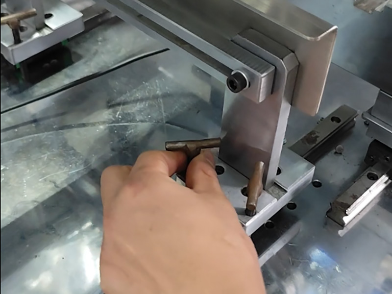 How to setting telescopic slide rail riveting machine slide lengths